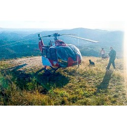 Bombeiros e BPMOA resgatam piloto de paraglider que se acidentou no Morro do Cal